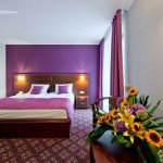 Pokoj hotelowy fioletowy