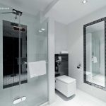 Pokoj hotelowy, łazienka bialo-czarna