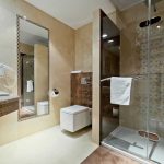 Pokoj hotelowy - łazienka, ciepłe kolory